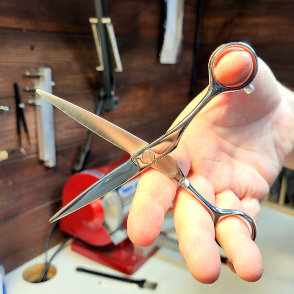 prawidłowy chwyt nożyczek fryzjerskich i groomerskich - kciuk
